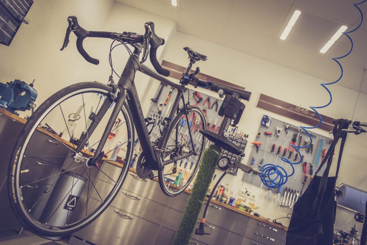 Horský bicykel v montážnom stojane v dielni Bicyklora